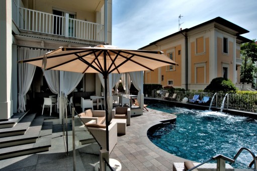 piscina-esterna-le-rose-suite-hotel